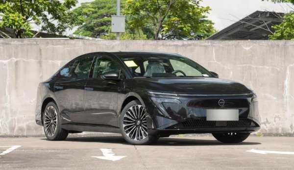 泸深在线 轴距2915毫米，定位中大型车，这款纯电合资车不到12万能买？